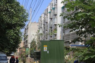 增容配變 ?！叭┮粯I(yè)”小區(qū)客戶(hù)用上安全電