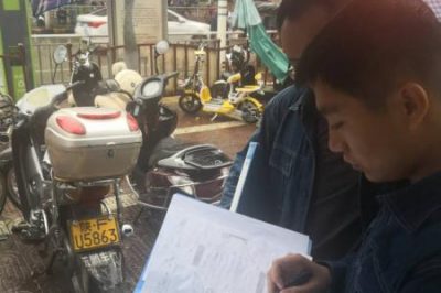 冒雨勘測線路 助力電纜入地工程