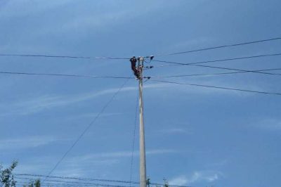 煙臺電力：10千伏南臺線施工現(xiàn)場架設絕緣導線