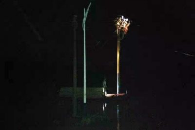 登上10千伏寶民線D02#桿，斷開水浸沙場線路，確保了居民安全用電