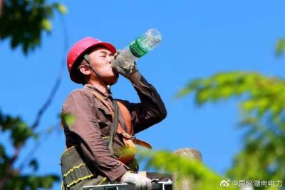 壽縣供電公司頂著38度高溫桿上作業(yè)，改造低壓線路