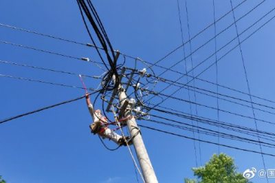 10kV烏金線#037桿～#040桿進(jìn)行更換瓷瓶、絕緣導(dǎo)線、加裝拉線工作