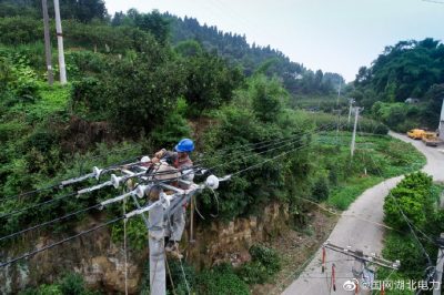 架設0.4kV低壓線路，改造老舊變壓器和線路