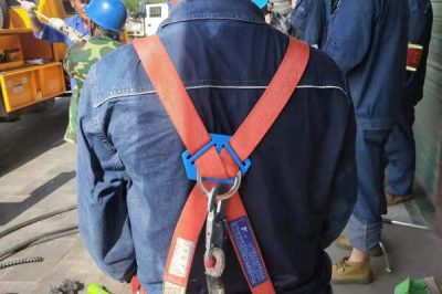 漢中供電公司在10千伏農(nóng)鋪線、鋪鎮(zhèn)線進(jìn)行分網(wǎng)、遷移配變