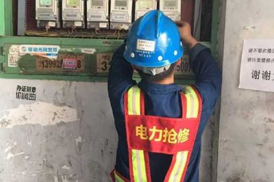 安康供電公司搶修人員頂著高溫，處理各種搶修工單