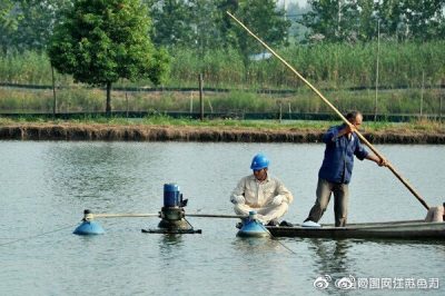 前鋒鎮(zhèn)供電所帶工具到養(yǎng)殖戶(hù)家?guī)椭渑懦龣C(jī)器故障，受到養(yǎng)殖戶(hù)的感謝