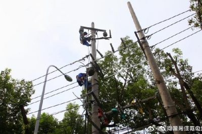 10千伏溪西線清安8號(hào)變處開展配網(wǎng)改造施工