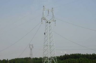 220千伏高園線跨泰肥一級路遷改工程進行施工