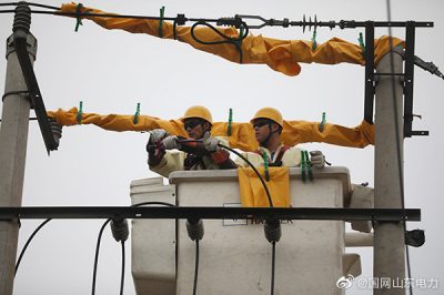 國網成武縣供電公司帶電增容服務村民用電