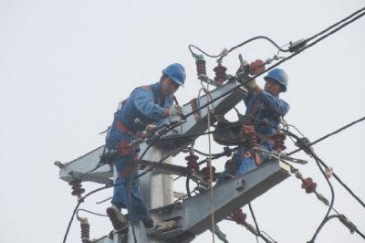 10千伏線路遷改，新立鋼管塔2基，架設(shè)絕緣導(dǎo)線300米，敷設(shè)過路高壓電纜160米