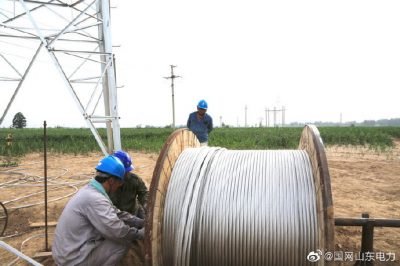 夏津縣供電公司冒高溫爬鐵塔架導線，為民供電