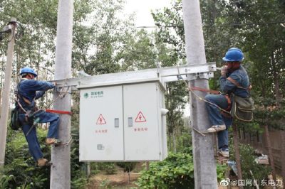 增容新裝200千伏安變壓器1臺(tái)、新立電桿5基、架設(shè)絕緣導(dǎo)線400余米