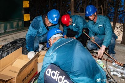 10千伏長(zhǎng)園1線開展電纜敷設(shè)作業(yè)，制作電纜中間頭