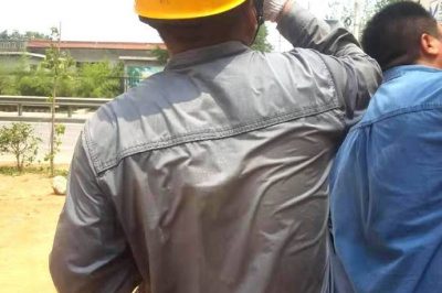 10千伏老林線順義分支帶電進(jìn)行跌落開(kāi)關(guān)更換和絕緣護(hù)套加裝等工作