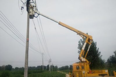 10千伏開皇線小155號桿實(shí)施帶電T接250千伏安配變引流線