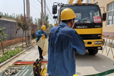 10千伏八里莊線5號桿進(jìn)行帶電消缺作業(yè)