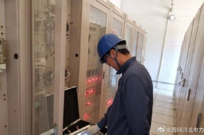 持續(xù)高溫雷雨天，傾盆暴雨嘩嘩下，供電職工檢修忙