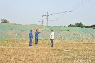 高壓線下堆土，危險！河北沙河市供電公司工作人員迅速監(jiān)督項目經(jīng)理安排人員清理