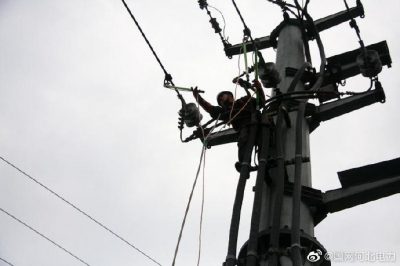 高溫下架設(shè)線路，確?？蛻艏皶r用電