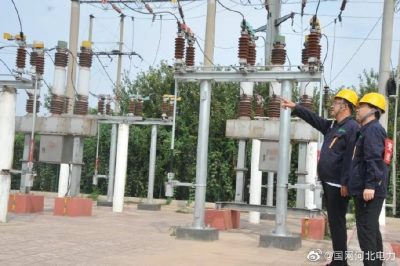 運(yùn)維人員對(duì)變電站設(shè)備進(jìn)行巡視檢查，對(duì)重點(diǎn)設(shè)備開展紅外測(cè)溫