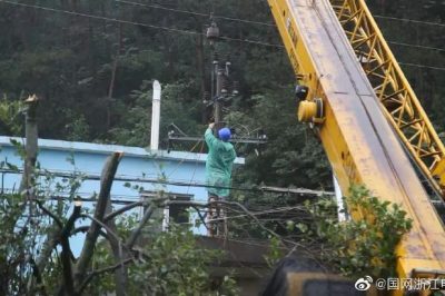 防汛應(yīng)急小分隊(duì)對10千伏及以上線路進(jìn)行全面防汛特巡