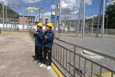 延安供電公司在110千伏安塞變、吳起變開展利用無人機排查線夾隱患