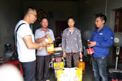 為結(jié)對(duì)幫扶的瀘縣喻寺鎮(zhèn)齊心村8戶建檔立卡貧困戶送去“愛(ài)心羊羔”