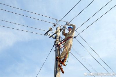 珠江供電所安裝配電柜、施放8米長電纜