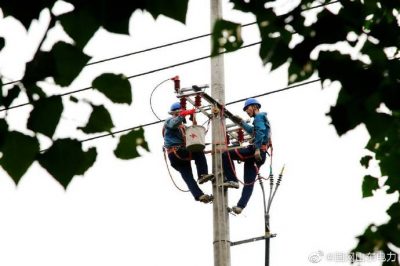 白塔鎮(zhèn)大莊線37+1號(hào)桿組裝橫擔(dān)、刀閘、令克等設(shè)備