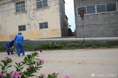 梁山縣供電公司新立電桿6基、新建低壓架空絕緣線0.31千米、新增一臺(tái)400千伏安變壓器