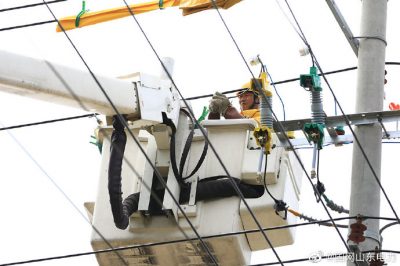 10千伏彭集三臺(tái)支線4號桿新增250千伏安變壓器帶電接火