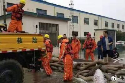 廣饒縣供電公司對積水約40公分的西水變電站進(jìn)行排水救援