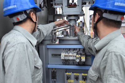 220千伏旗峰壩變電站開(kāi)展220千伏坪旗線(xiàn)旗02開(kāi)關(guān)間隔檢修