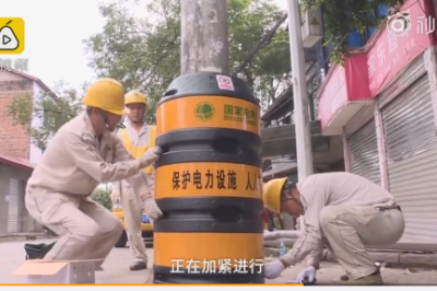 低頭族福音！電桿穿上“防撞衣”  夜晚還能反光
