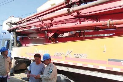 邳州市供電公司為地面水廠建設設架設10千伏臨時供電專線