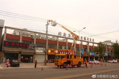 10千伏鄭杏線582線路34號桿進(jìn)行帶電消缺作業(yè)