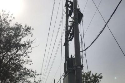 高邑縣供電公司更換老舊電桿和導線 增加配電變壓器