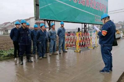 勉縣供電公司對桿身傾斜進(jìn)行隱患消缺