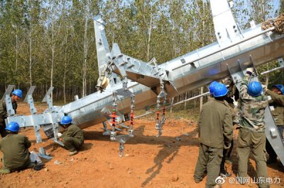 莒縣供電公司為10千伏福洼支線(xiàn)組裝鐵塔