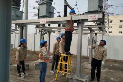 沭陽縣供電公司大學生員工開展現(xiàn)場設備操作