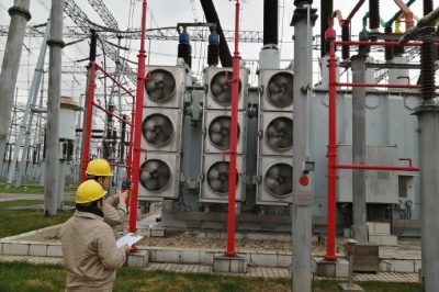 500千伏吳江變值班員進(jìn)行巡視測(cè)溫