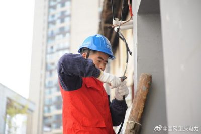 武隆供電公司對(duì)油坊社區(qū)老舊房屋線(xiàn)路排查