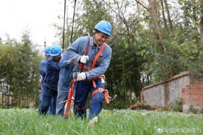 譚棚鎮(zhèn)周小莊村進行農(nóng)網(wǎng)改造施工