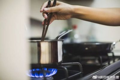 燃?xì)庠畎l(fā)生意外時，嚴(yán)禁打開任何電器