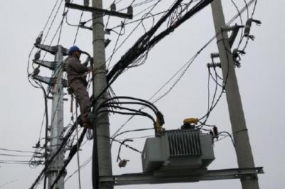 淮安供電營業(yè)部對鎮(zhèn)區(qū)新增配變開展施工