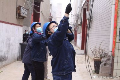 城區(qū)老舊小區(qū)低壓線路改造施工現(xiàn)場(chǎng)