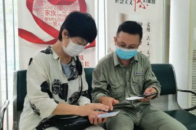 電力小哥也管“修手機(jī)”？分外事也是一片心