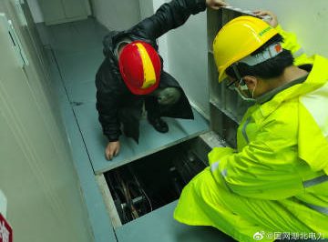 暴雨來襲，他們走進(jìn)雨中，確保安全生產(chǎn)