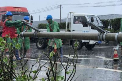 電桿被撞斷，電工忙搶修