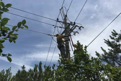 9米桿上帶電作業(yè)，近3米長、4公斤重的絕緣操作桿